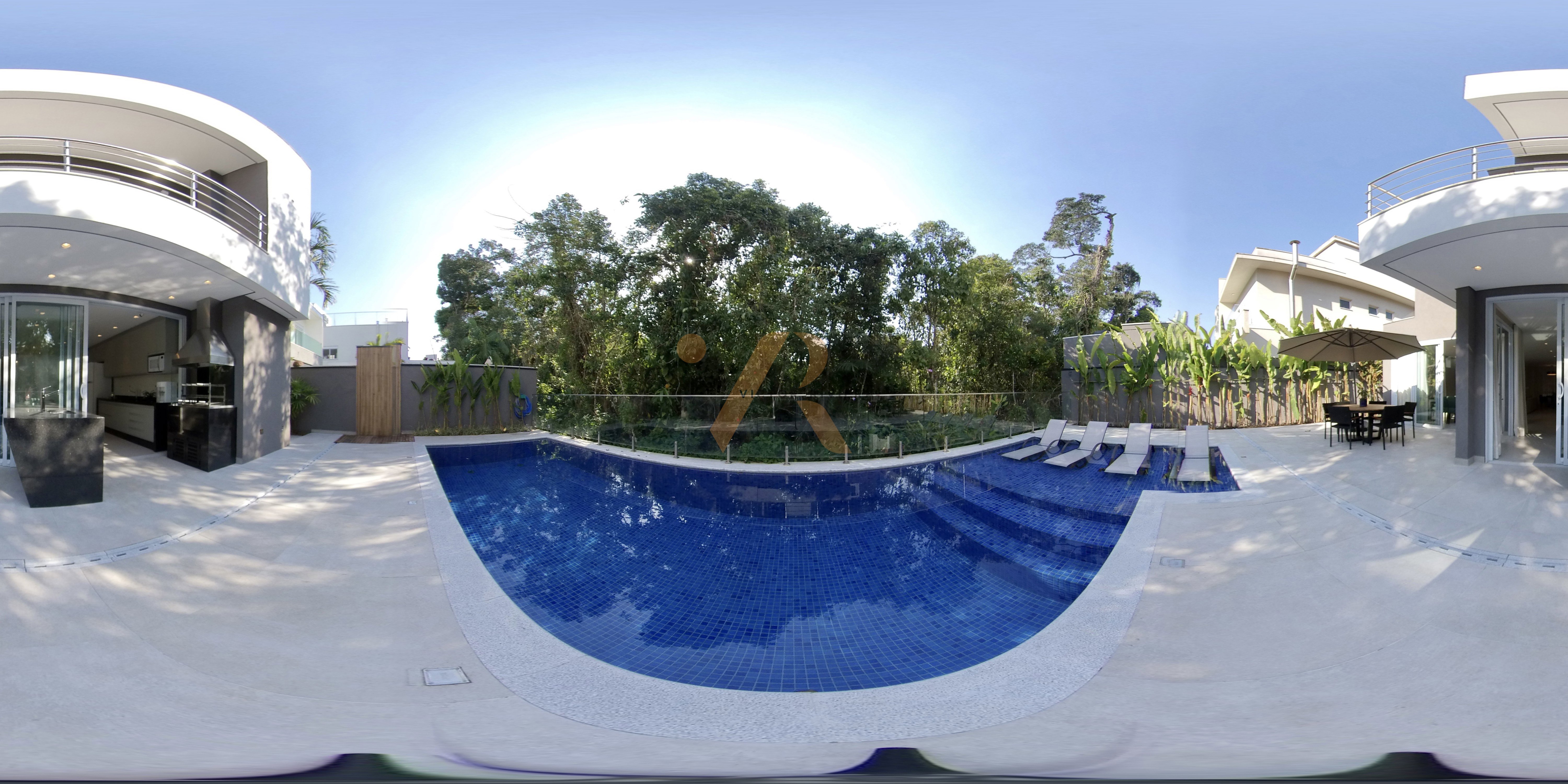 Piscina Mata Ao Fundo